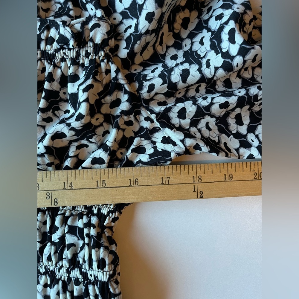 Gracia Monochrome Floral Blouse NWT Size Small - Picture 7 of 8